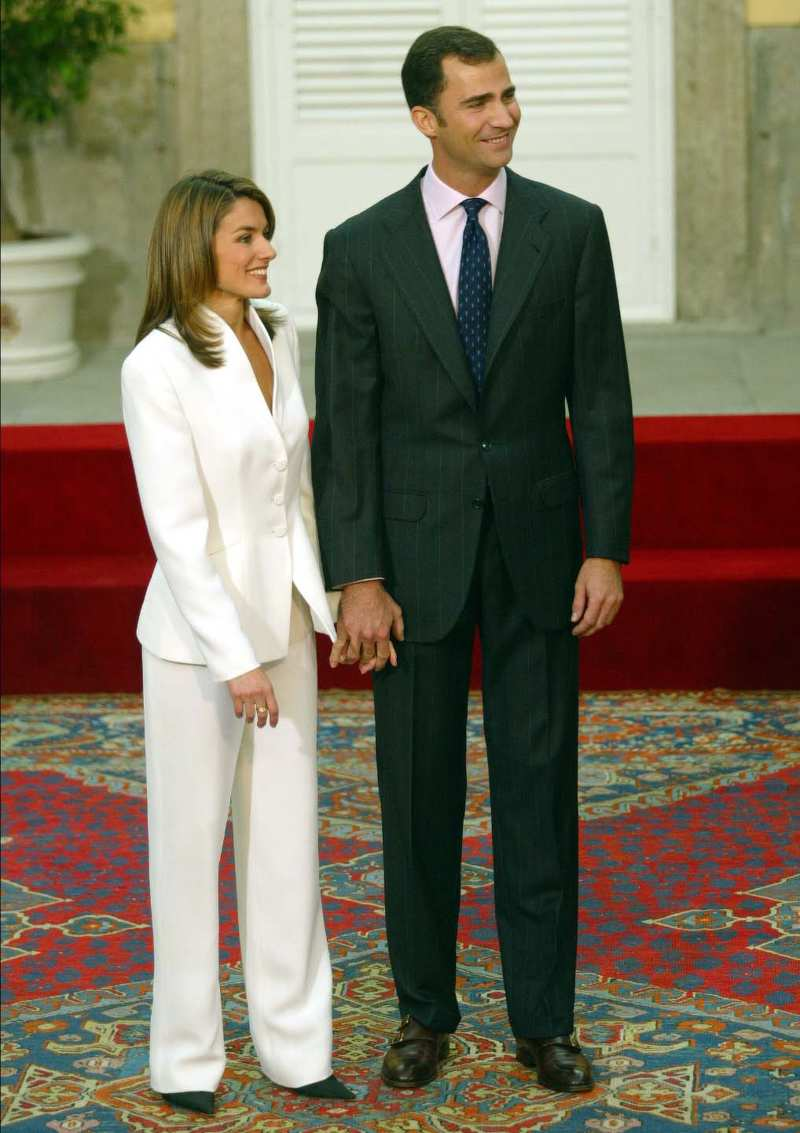 reina letizia traje compromiso armani blanco 2003