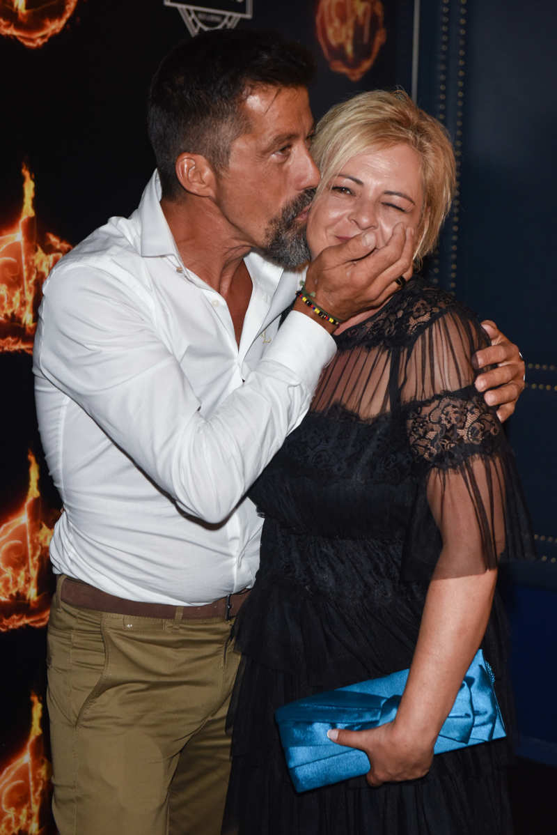 José Luis Losa besa a su mujer, Inma. 