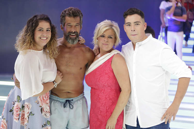 José Luis Losa, ganador de 'Supervivientes' 2017, posa con su familia. 
