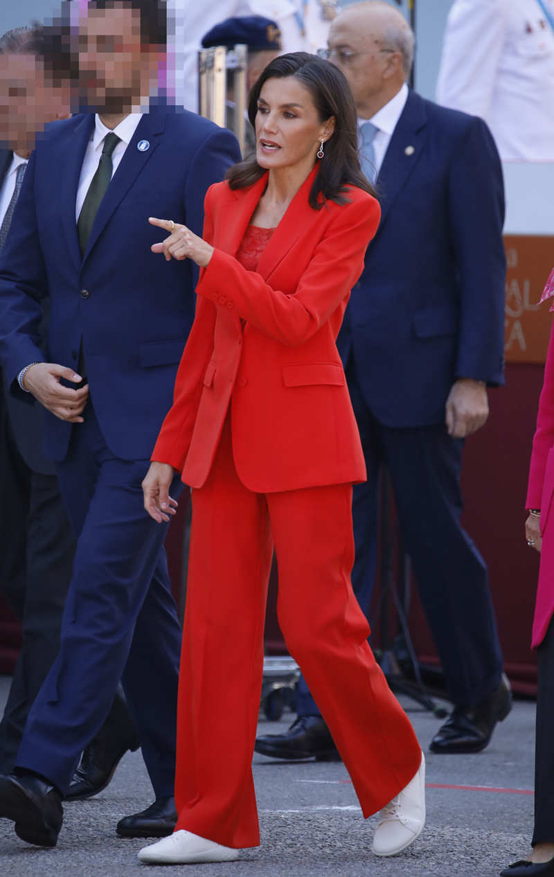 El precioso traje rojo de la Reina Letizia en Oviedo por el Día de las Fuerzas Armadas 2024 