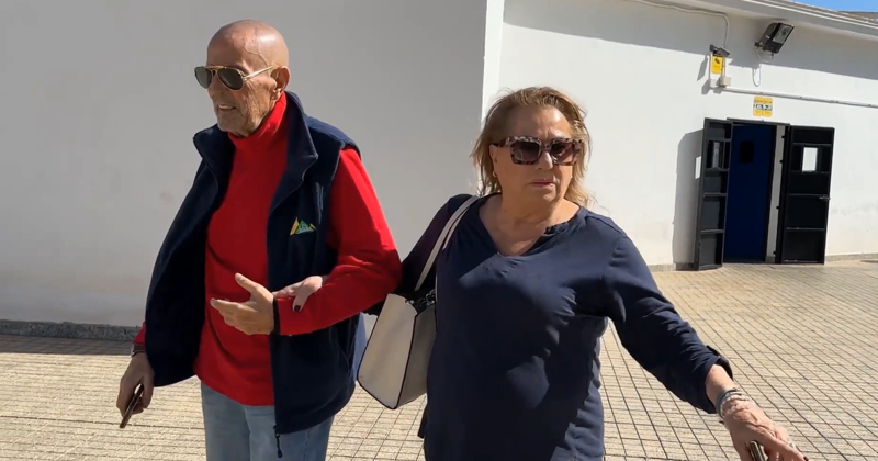 Julián Muñoz y Mayte Zaldívar a su salida del hospital. 