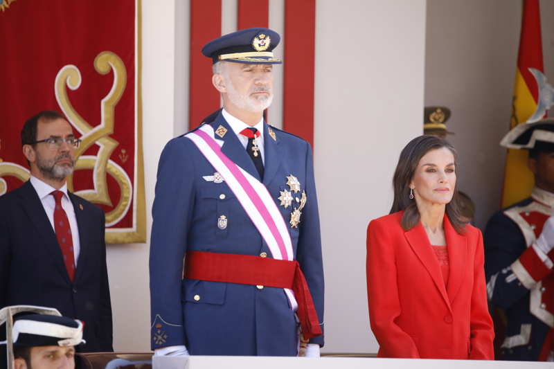 La Reina Letizia apuesta por el traje de dos piezas más vibrante en Oviedo por el Día de las Fuerzas Armadas 