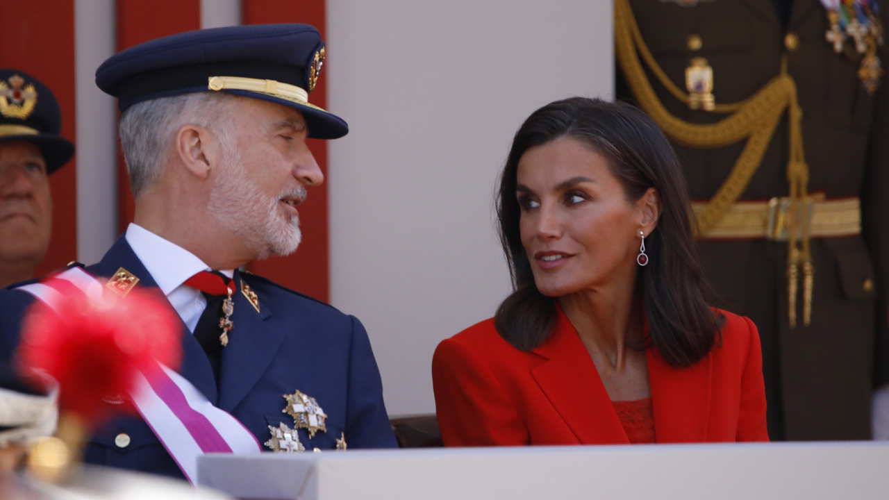 La complicidad de los Reyes Felipe y Letizia durante el desfile de las Fuerzas Armadas: de los gestos a su conversación en público