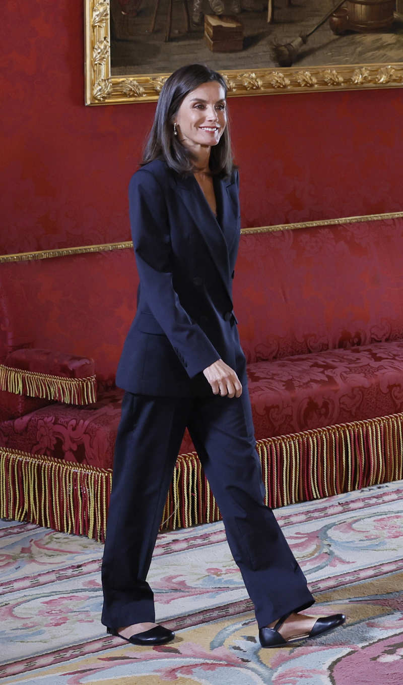 La Reina Letizia con sandalias planas y traje de chaqueta de rayas