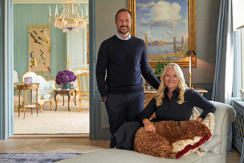 Los príncipes herederos de Noruega, en el salón de su casa con su perrita