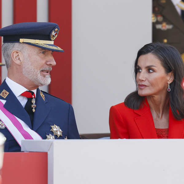 Reyes, Felipe y Letizia, en el acto del Día de las Fuerzas Armadas en Oviedo. 