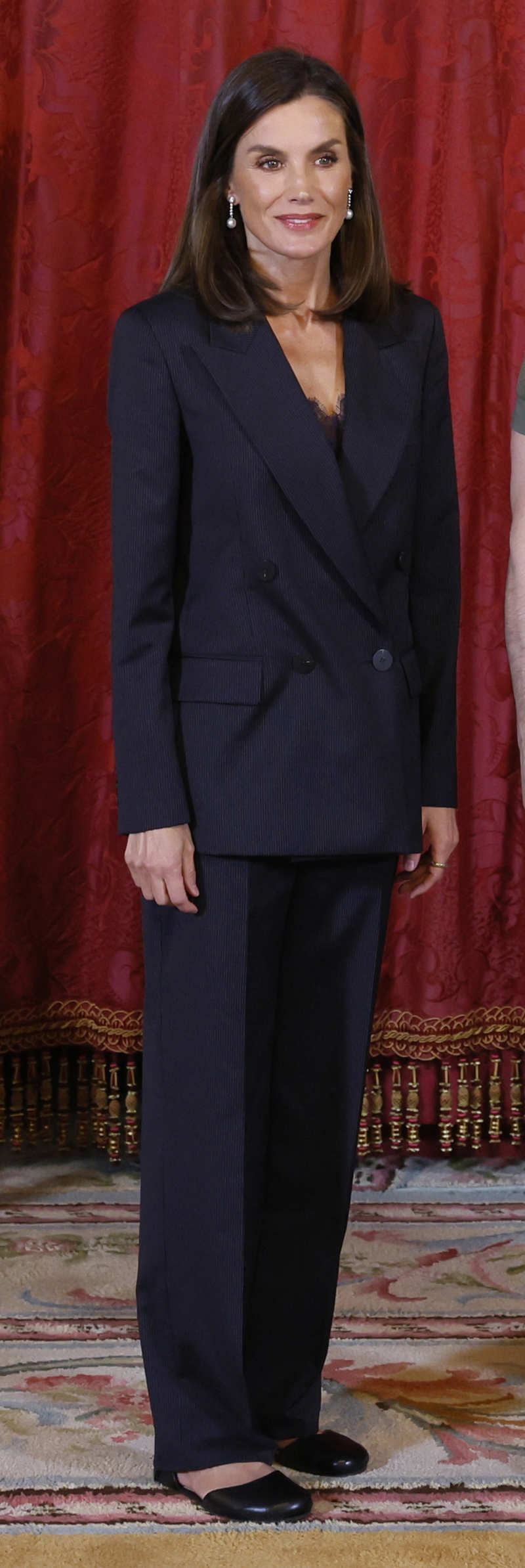 La Reina Letizia apuesta por el traje 'oversize' de rayas