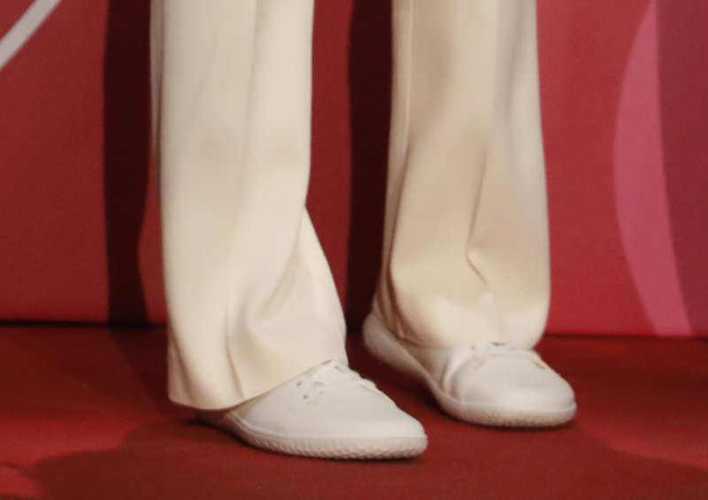 Letizia repite sus zapatillas blancas de Vivobarefoot
