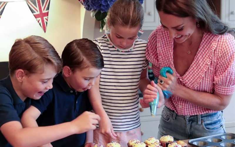 Kate Middleton cocinando con sus hijos. 
