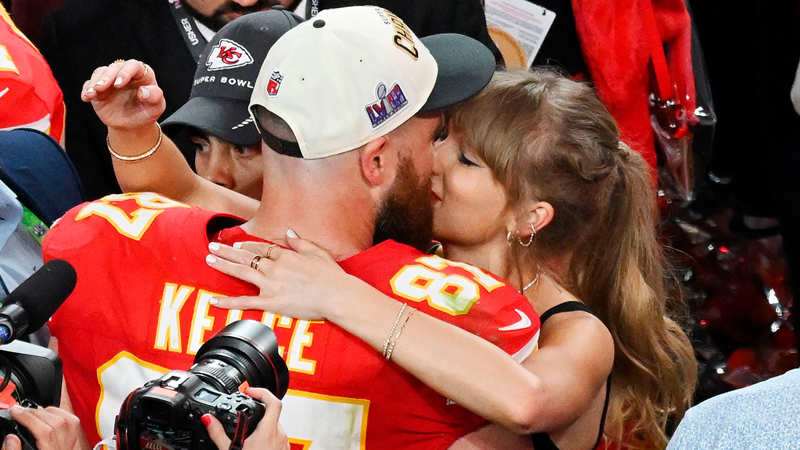 Taylor Swift y su novio, Travis Kelce, en la final de la Super Bowl