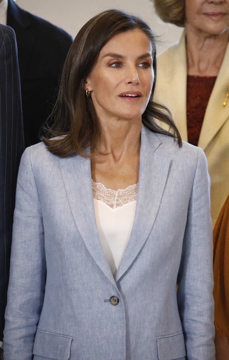 La Reina Letizia con traje de lino de Adolfo Domínguez
