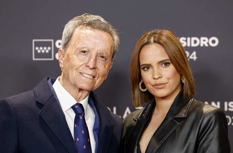 José Ortega Cano y Gloria Camila posan durante un evento. 