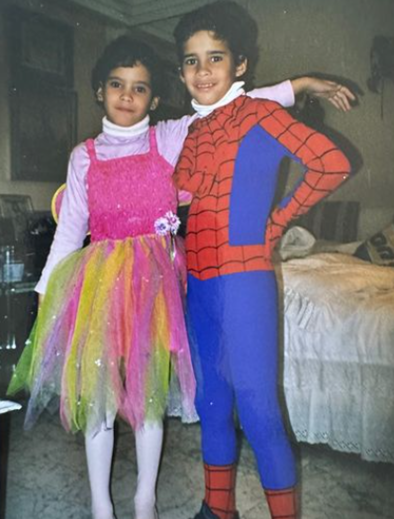 Gloria Camila de niña junto a su hermano. 