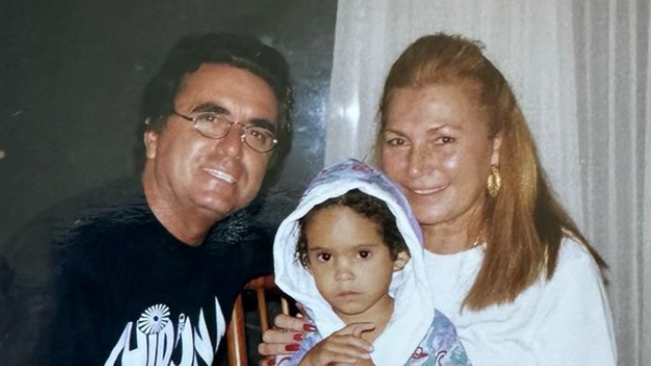 Gloria Camila junto a sus padres, Ortega Cano y Rocío Jurado. 