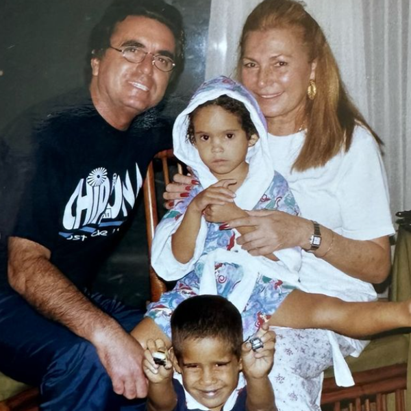 Gloria Camila junto a sus padres, Ortega Cano y Rocío Jurado. 