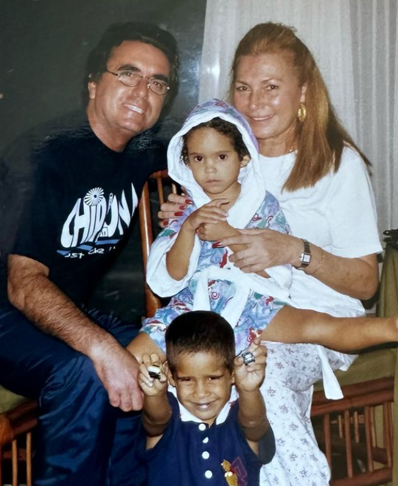 Gloria Camila junto a sus padres, Ortega Cano y Rocío Jurado. 