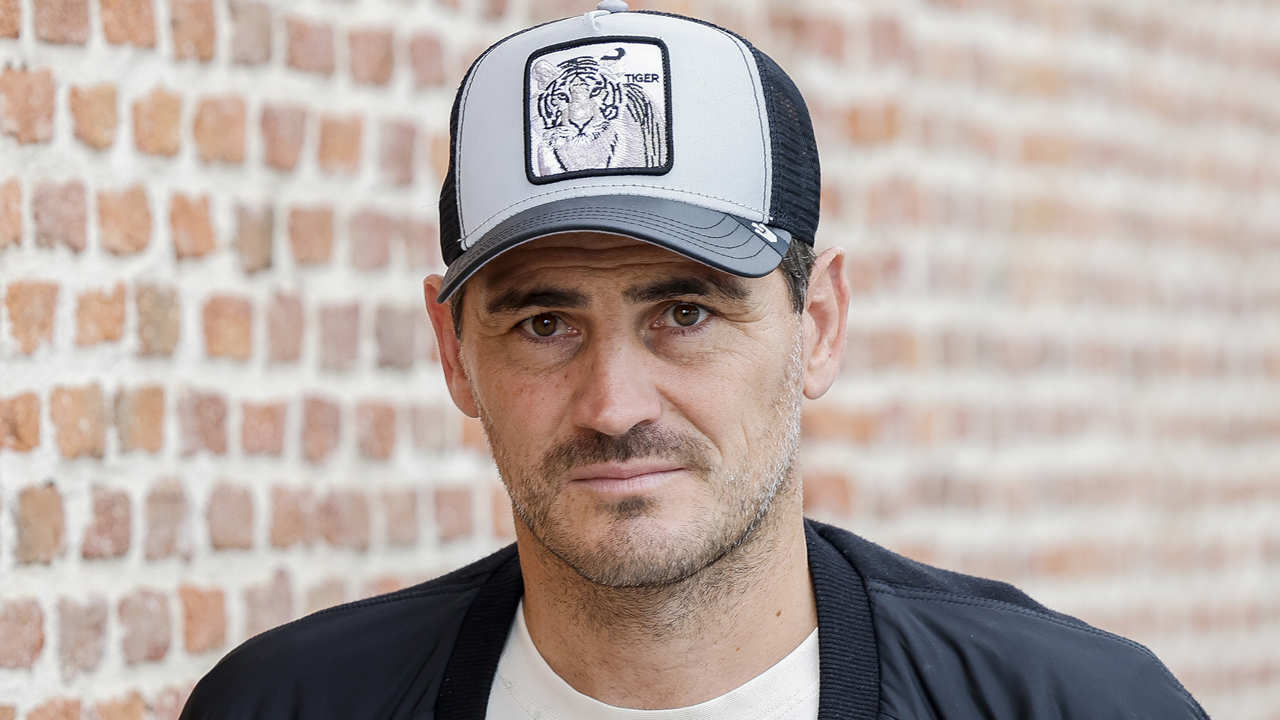 Iker Casillas con una gorra, con semblante serio. 