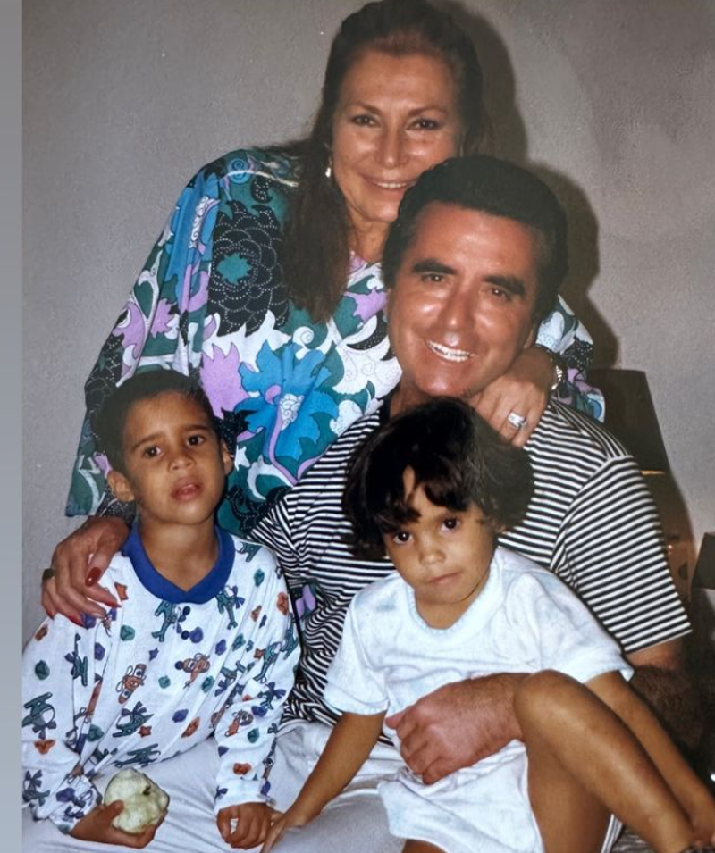 Rocío Jurado junto a Ortega Cano y sus hijos. 