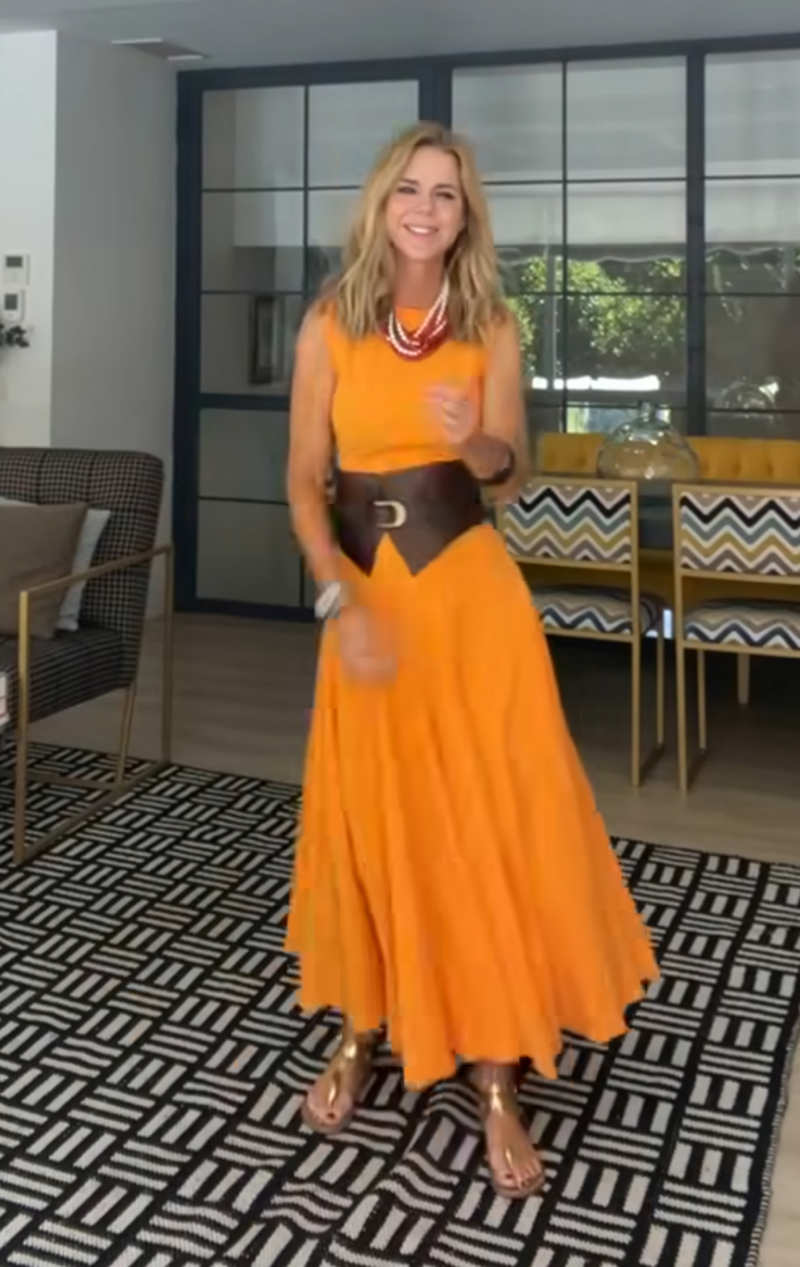 Amelia Bono se enfunda en el vestido vitamina de Zara más colorido y favorecedor