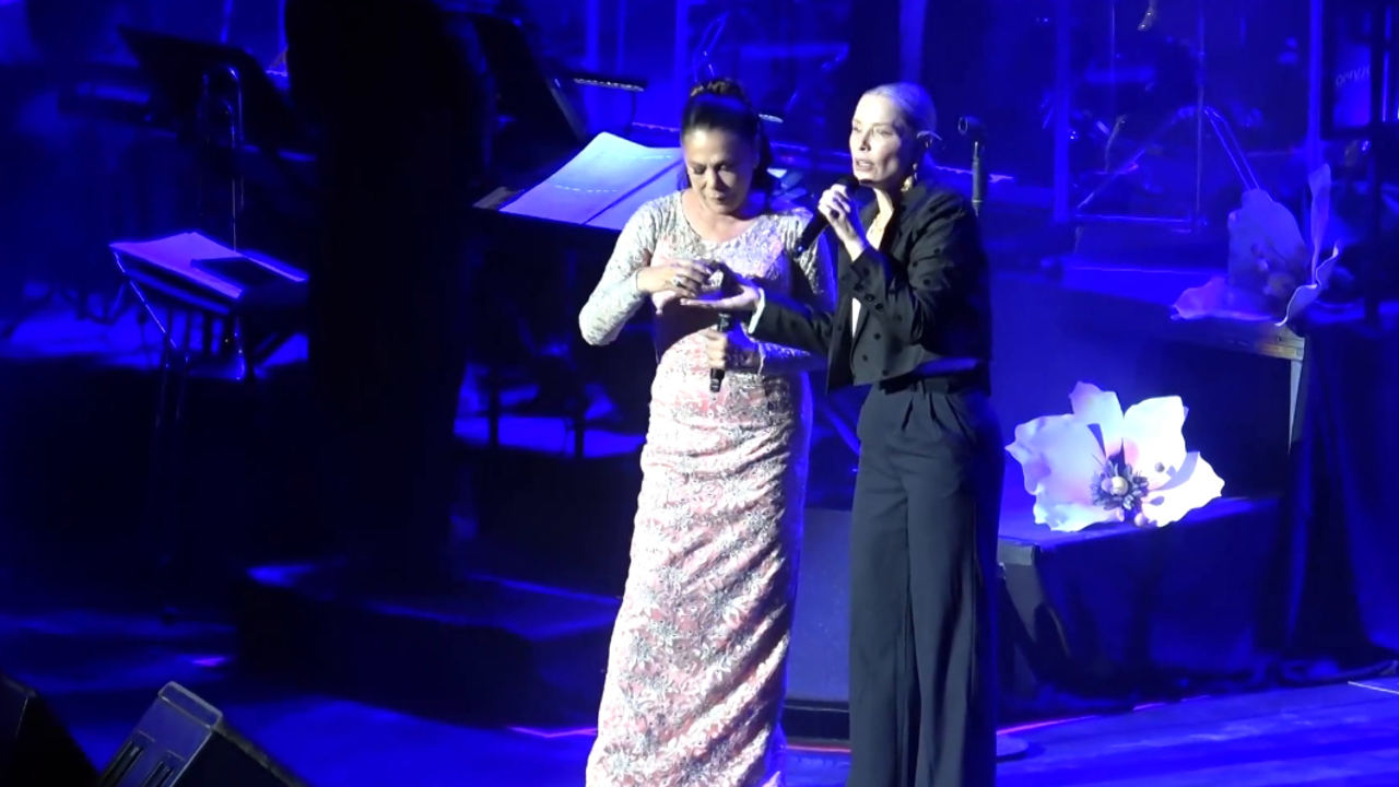 El sorprendente regalo de Soraya Arnelas a Isabel Pantoja en pleno concierto que le ha dejado sin palabras