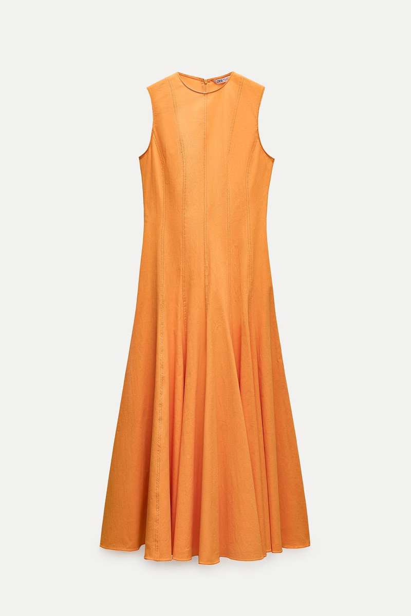 Vestido midi vuelo Zw Collection 69,95 euros de Zara 