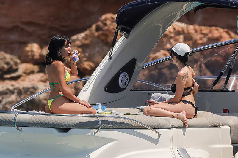 Aitana con una amiga en Ibiza.