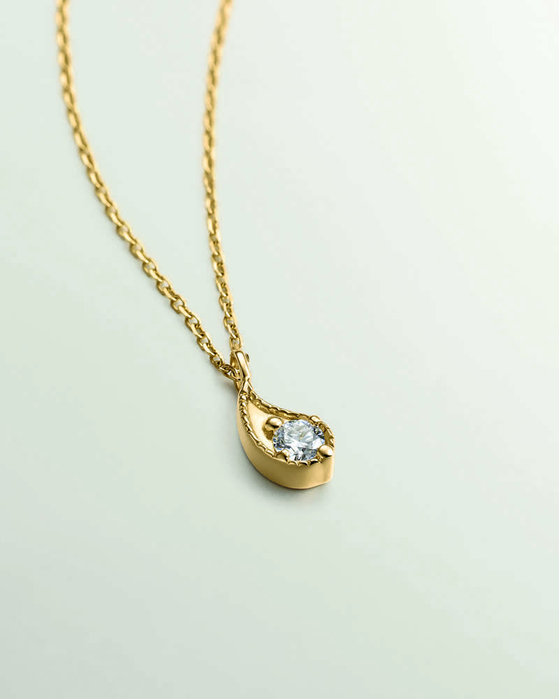 Colgante de oro amarillo de 9k con gota y diamantes blancos de Aristocrazy 299 euros 