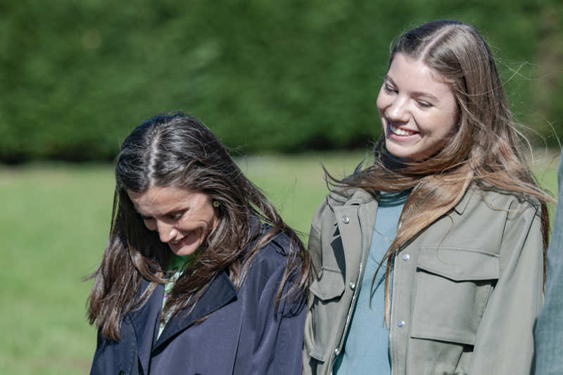 Imagen de archivo de la Infanta Sofía junto a la Reina Letizia. 