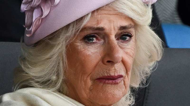 La reina Camilla llorando y con un gesto serio 