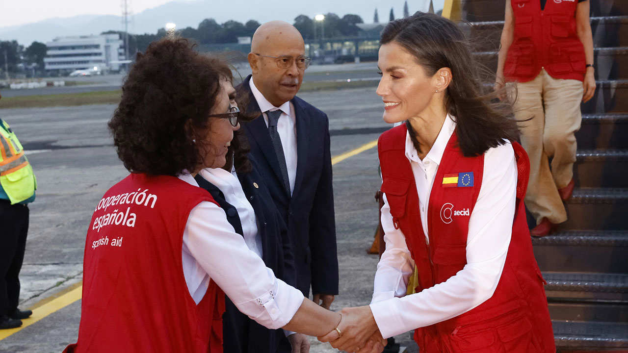 La Reina Letizia, con chaleco rojo, llega a Guatemala: esta es su agenda