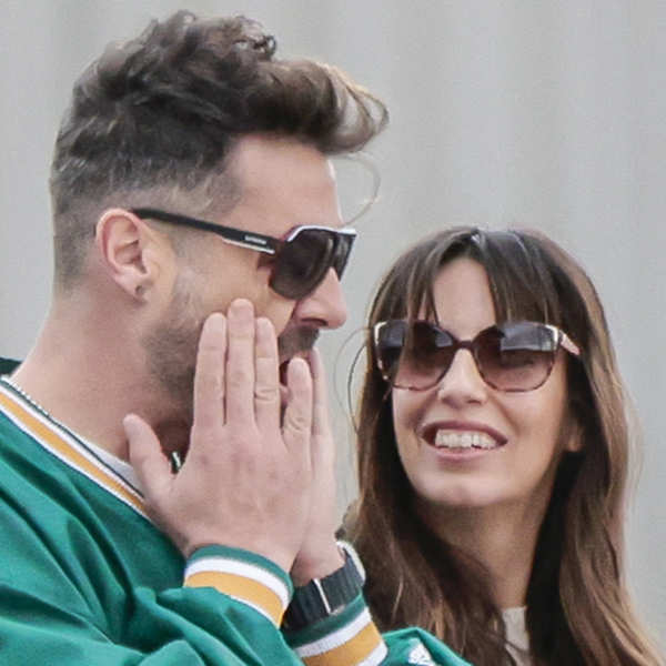 Almudena Cid y Gerardo Berodia paseando con gafas de sol