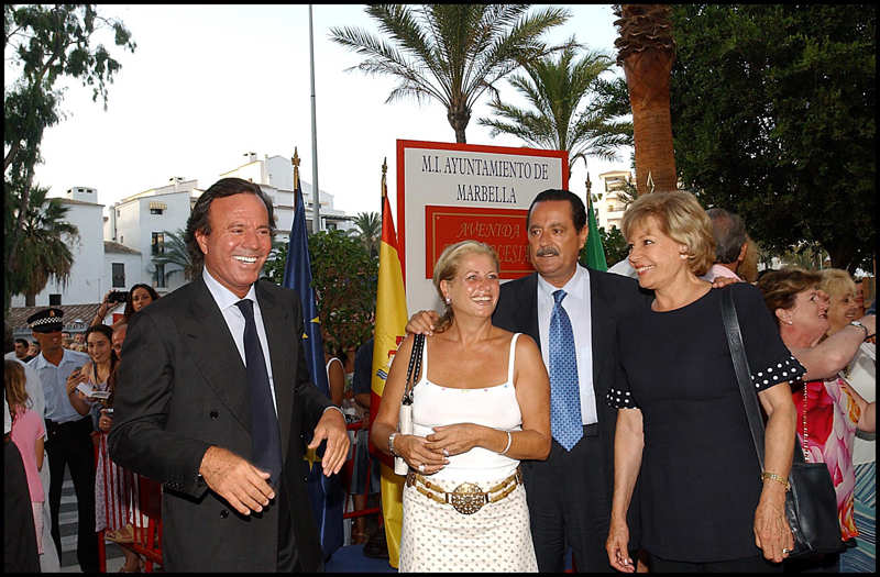 Julián y Mayte en un acto en Marbella con Julio Iglesias y Laura Valenzuela