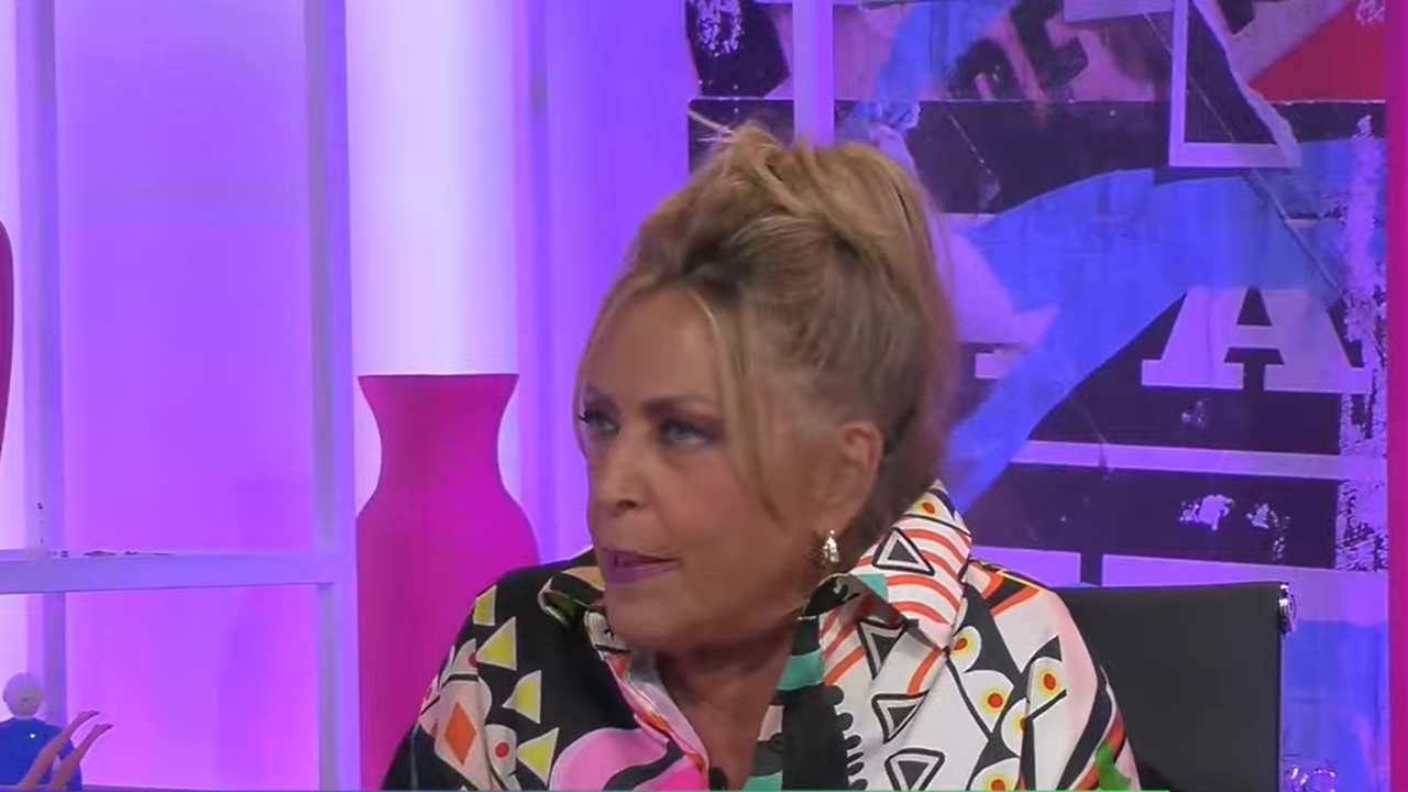Lydia Lozano relata su último parte médico ante un micro abierto 