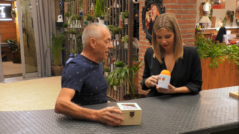 Manuel lleva un detalle a su cita en 'First Dates'