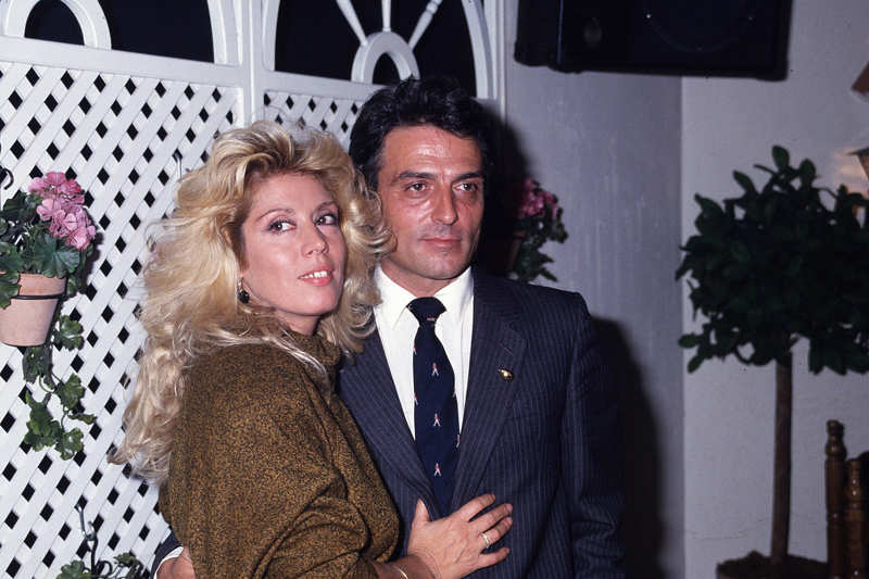 María Jiménez en su domicilio posando con Pepe Sancho