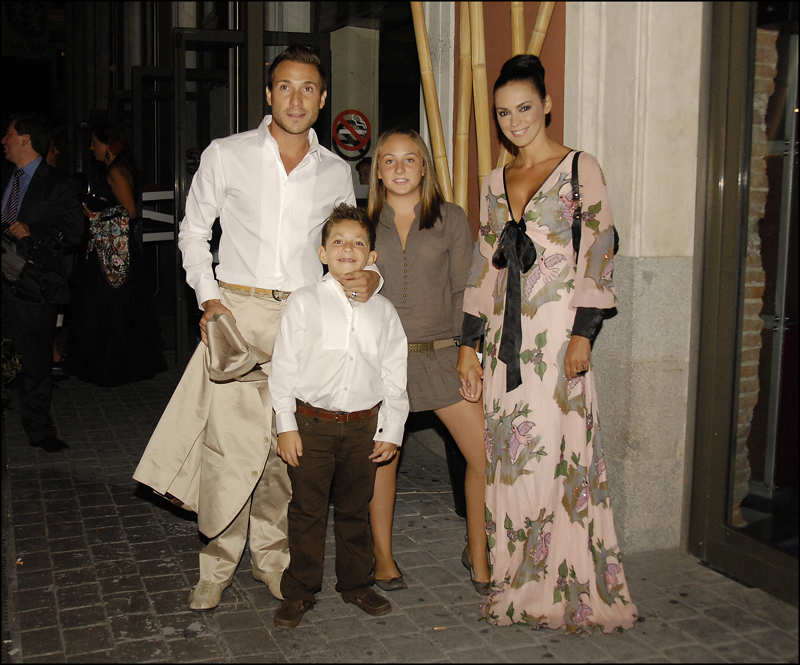 Antonio David Flores junto a sus hijos y Olga Moreno, año 2008. 