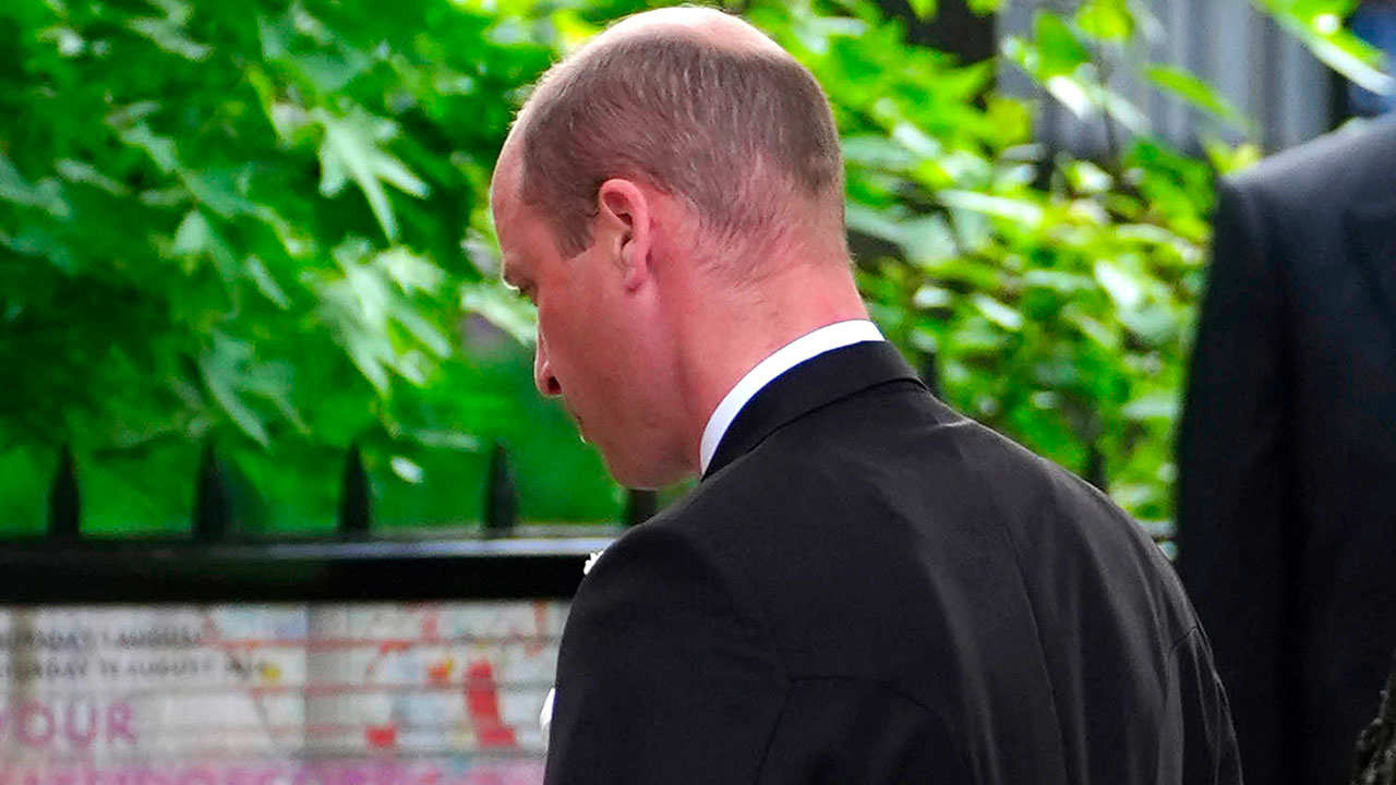 El príncipe Guillermo, serio y cabizbajo a su llegada a la boda del duque de Westminster