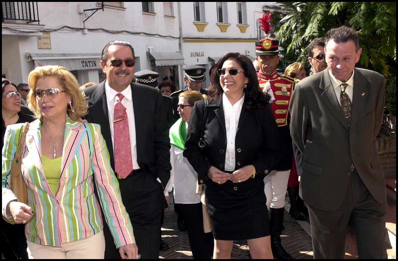 Julián Muñoz junto a Mayte Zaldívar e Isabel Pantoja. 