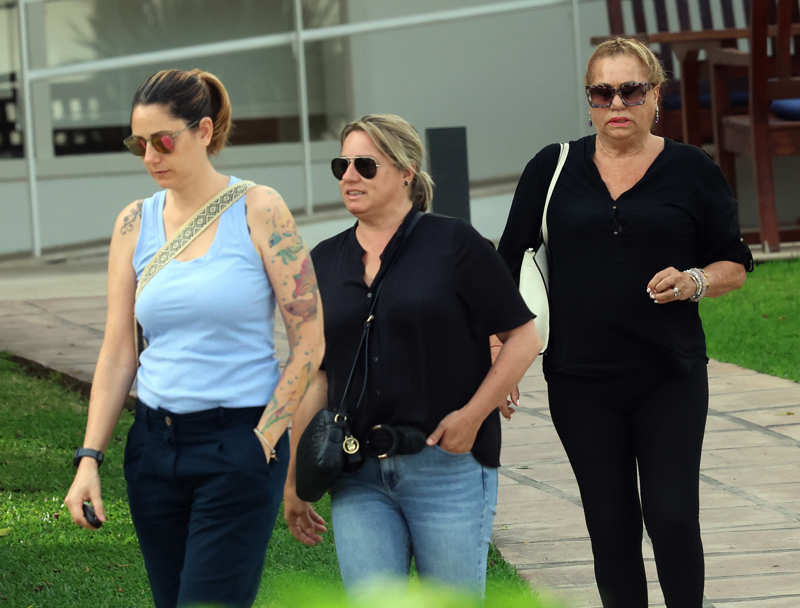 Mayte Zaldívar con sus hijas Elia y Eloisa. 