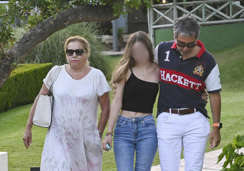 Mayte Zaldívar y Fernando Marcos visitan a Julián Muñoz en el hospital.