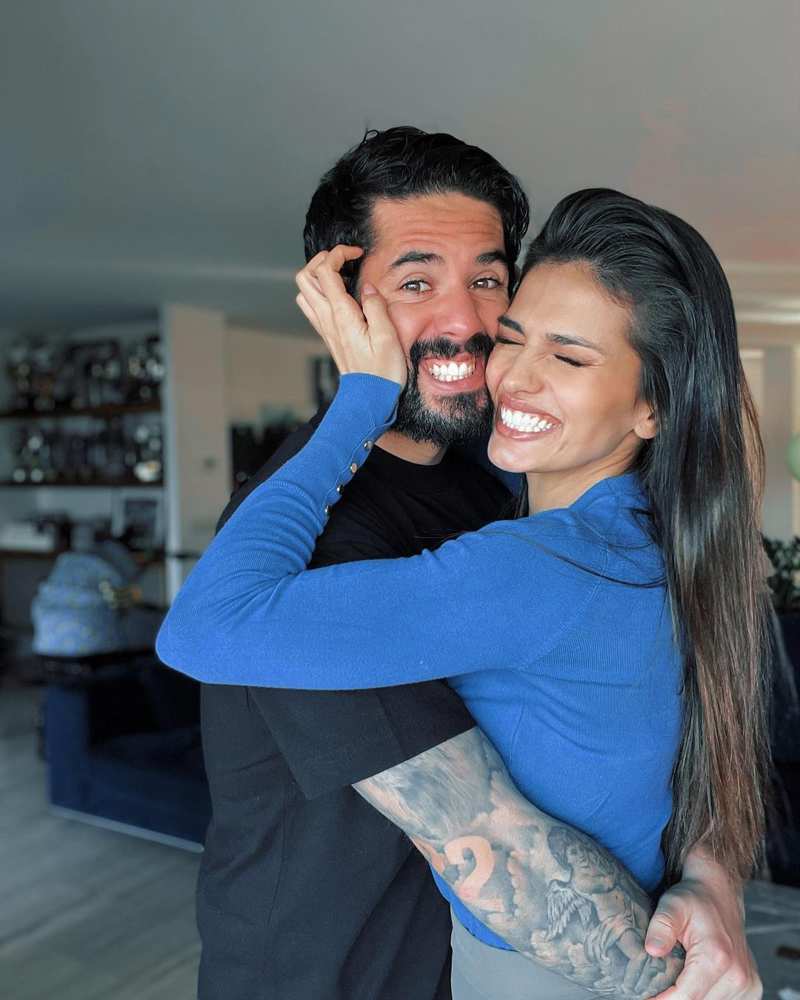 El salón de Isco tiene una pared llena de trofeos deportivos