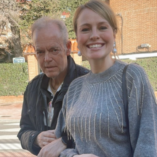 Esmeralda Moya junto a su padre paseando