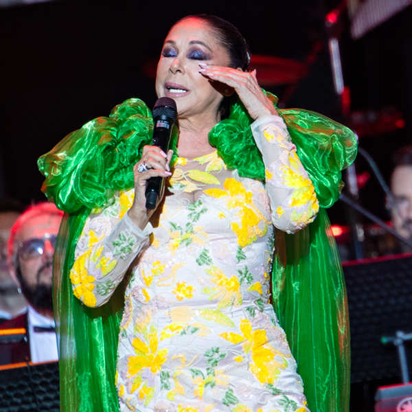 Isabel Pantoja se emociona en su concierto de Almería