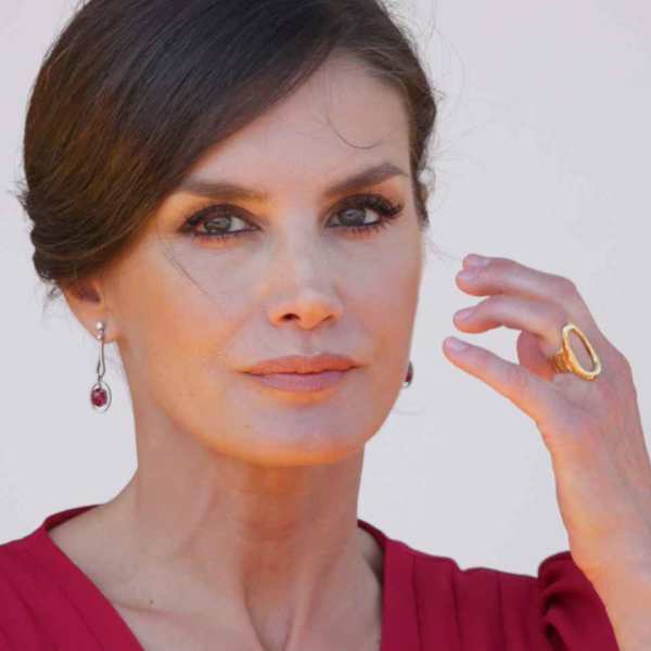 La Reina Letizia muestra su anillo de Karen Hallam