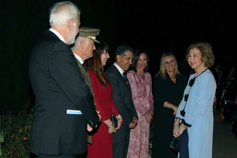 Los pompones en el frente del vestido y el encaje en las mangas de la reina Sofía en el ballet de Granada 