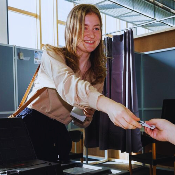 Los príncipes de Bélgica han ido a votar y la mayor de todos con un percance