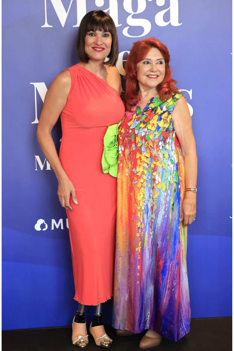 Irene Villa con su madre en los premios Maga de Magas