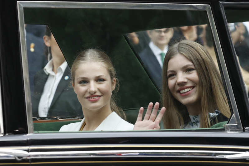 Sofía acompañando a Leonor en la Jura de la Constitución