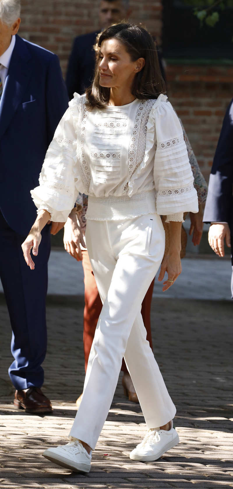 La Reina Letizia con look blanco total