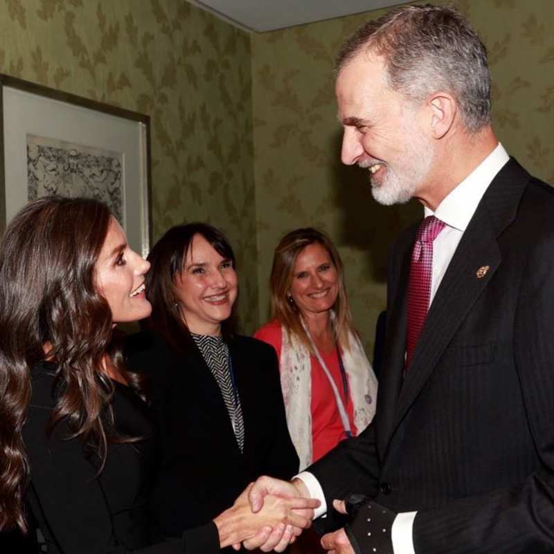 La Reina Letizia y el Rey Felipe recrean su primer saludo público